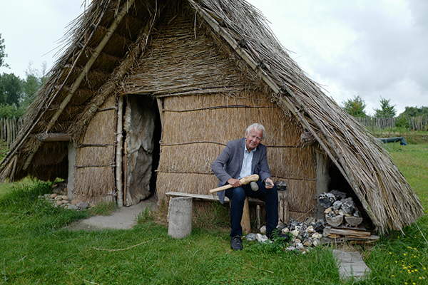 Rob met een stenen bijl